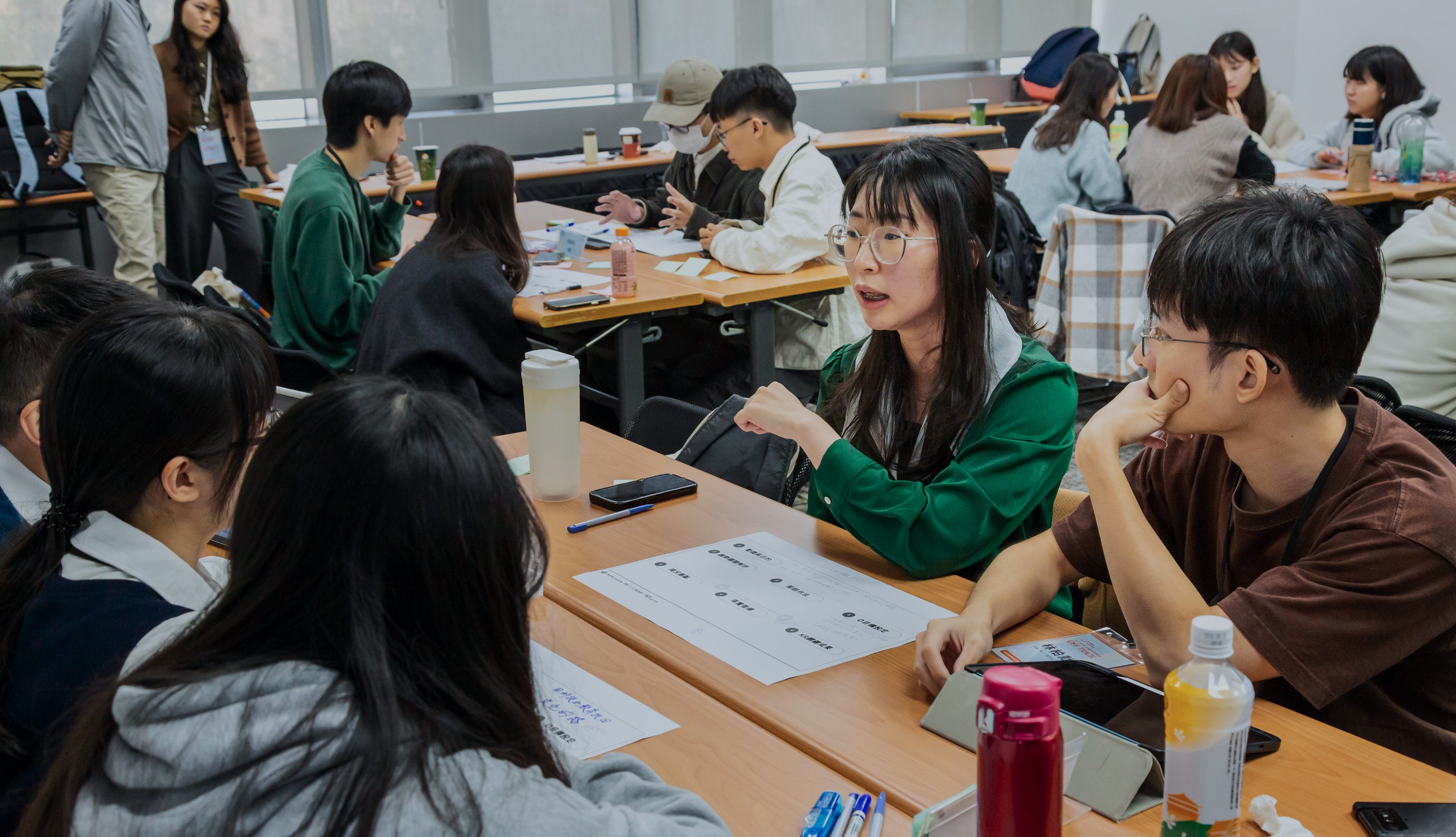 築夢團隊圍桌討論提案
